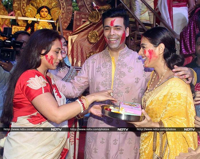दुर्गा पूजा 2019: एक साथ त्योहार मनाते नजर आईं काजोल-रानी, देखें तस्वीरें...
