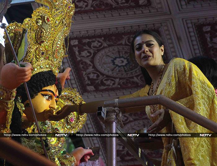 दुर्गा पूजा 2019: एक साथ त्योहार मनाते नजर आईं काजोल-रानी, देखें तस्वीरें...