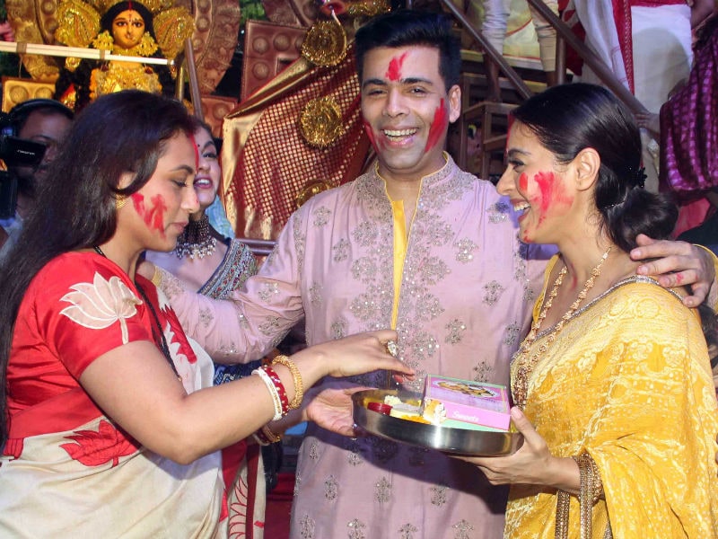 Photo : दुर्गा पूजा 2019: एक साथ त्योहार मनाते नजर आईं काजोल-रानी, देखें तस्वीरें...