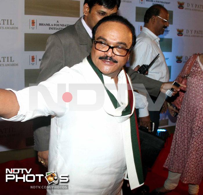 Stars sizzle at DY Patil Annual Achiever\'s Awards 2011
