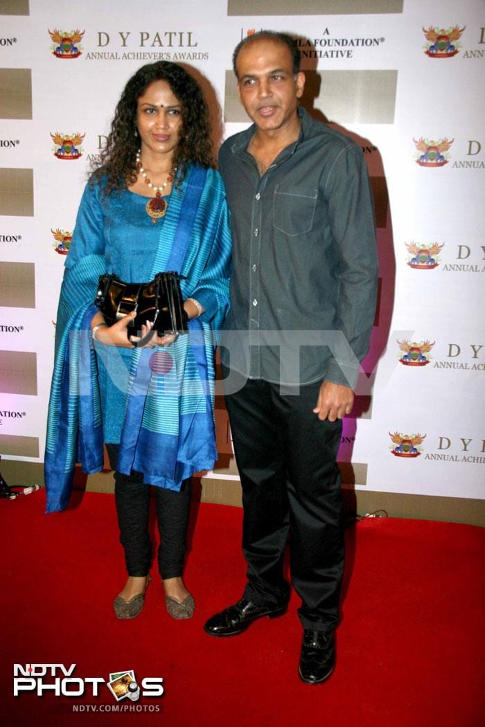 Stars sizzle at DY Patil Annual Achiever\'s Awards 2011