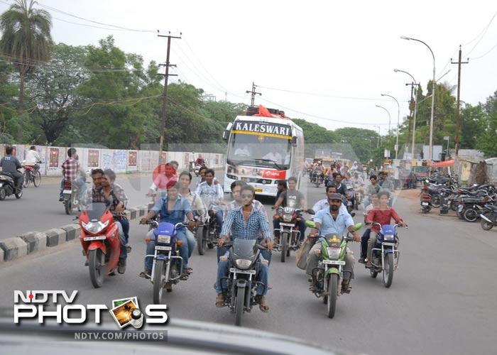 Telugu film Eega celebrates success with a bus ride