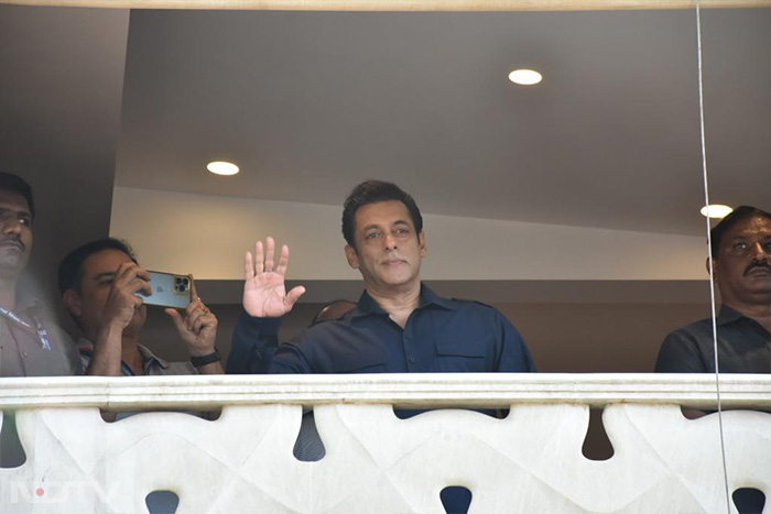 Eid With Pathaan And Tiger: How Shah Rukh Khan And Salman Khan Wished Fans