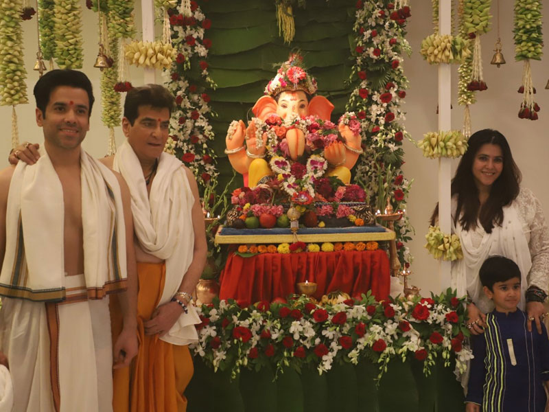 तस्वीरों में देखिए कैसे एकता कपूर, जितेंद्र और अन्य स्टार्स ने सेलिब्रेट की गणेश चतुर्थी