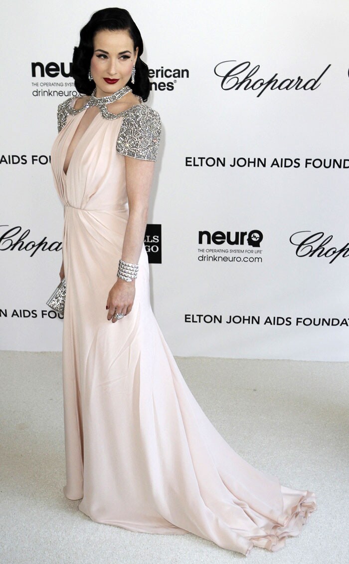 Dita Von Teese looked beautiful in a soft pink dress by Jenny Packham.