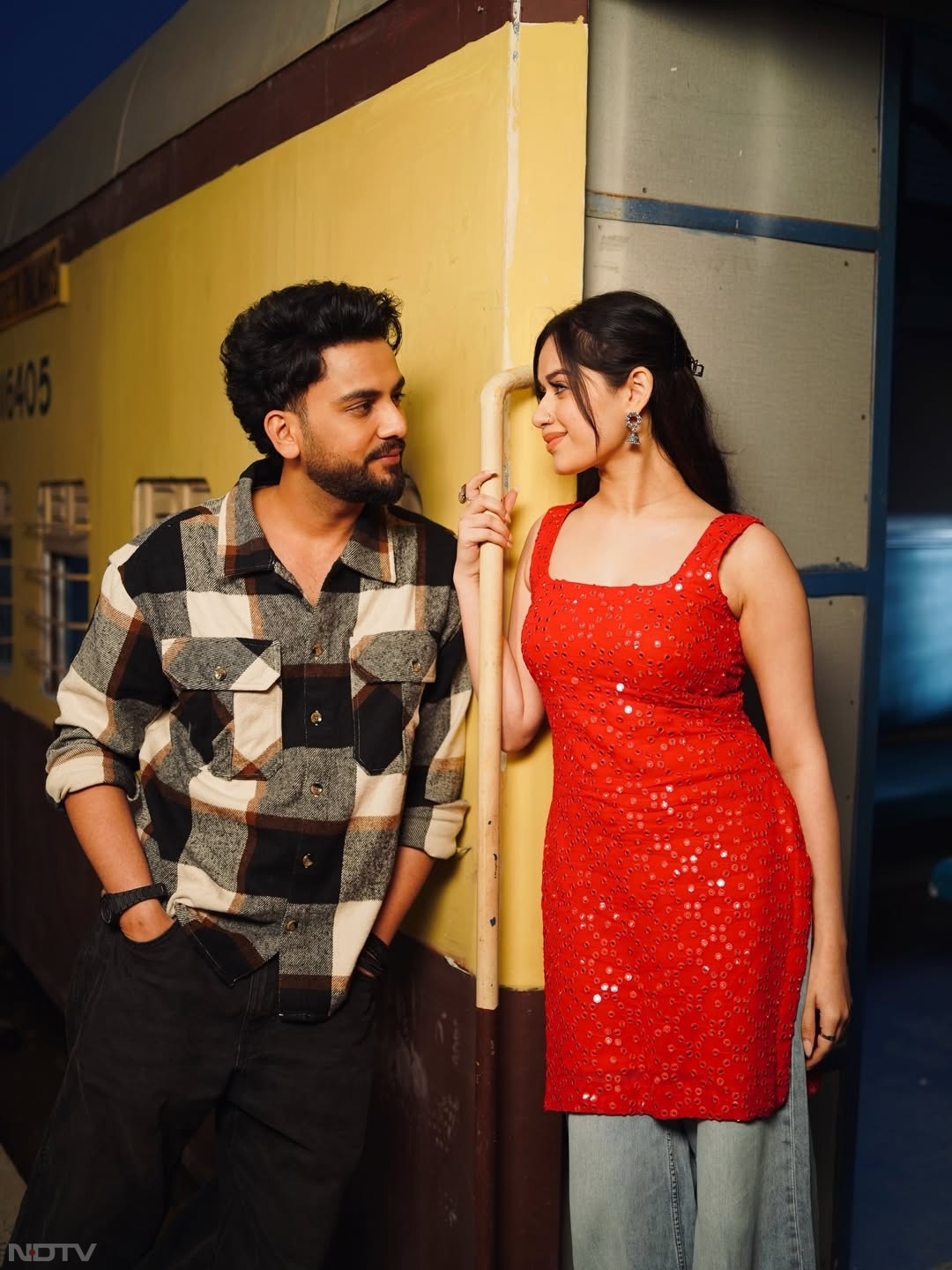 गाने में एल्विश और जन्नत एक दूसरे के साथ प्यार भरे अंदाज में नजर आते हैं. jannatzubair29/Instagram