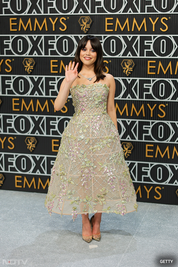 Emmys Red Carpet: पद्मा लक्ष्मी, जेसिका चैस्टेन, सेलेना गोमेज़ के लुक्‍स ने उड़ाए सबके होश