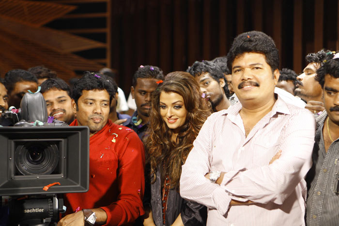 The director of <I>Endhiran</I>, Shankar, writes on his blog, ?The whole <I>Endhiran</I> shoot is wrapped on 7th July with the shooting of the song sung by AR Rahman, choreographed by Remo at Sun Studios.?