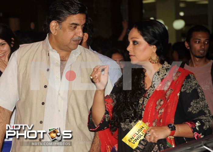 Actress Tanvi Azmi is trying to explain something to husband and ace cinematographer Baba Azmi.