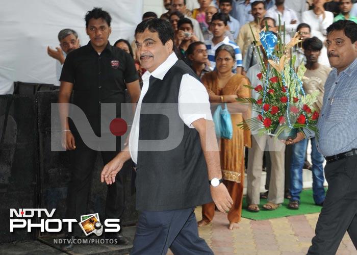 Big B at Esha Deol's wedding, Dharmendra completes family portrait