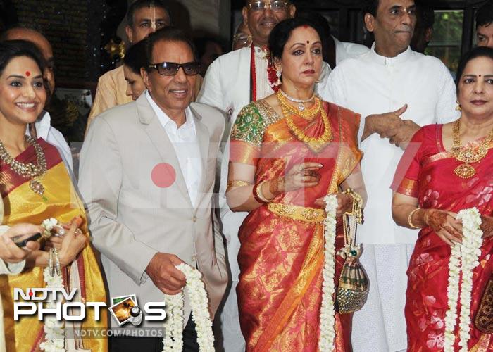 Big B at Esha Deol's wedding, Dharmendra completes family portrait