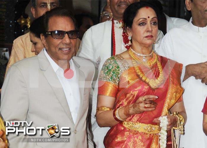 Big B at Esha Deol's wedding, Dharmendra completes family portrait