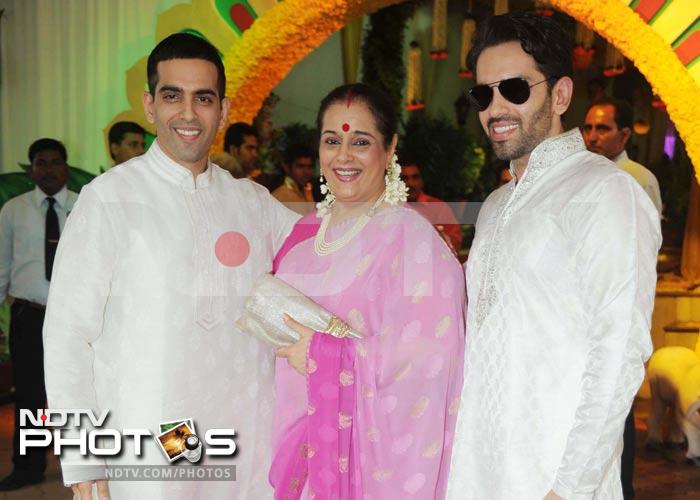 Big B at Esha Deol's wedding, Dharmendra completes family portrait