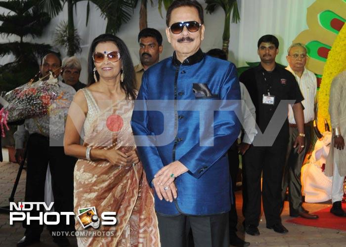 Big B at Esha Deol's wedding, Dharmendra completes family portrait