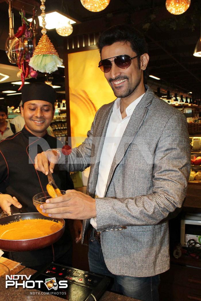 Kunal Kapoor cooks up a recipe