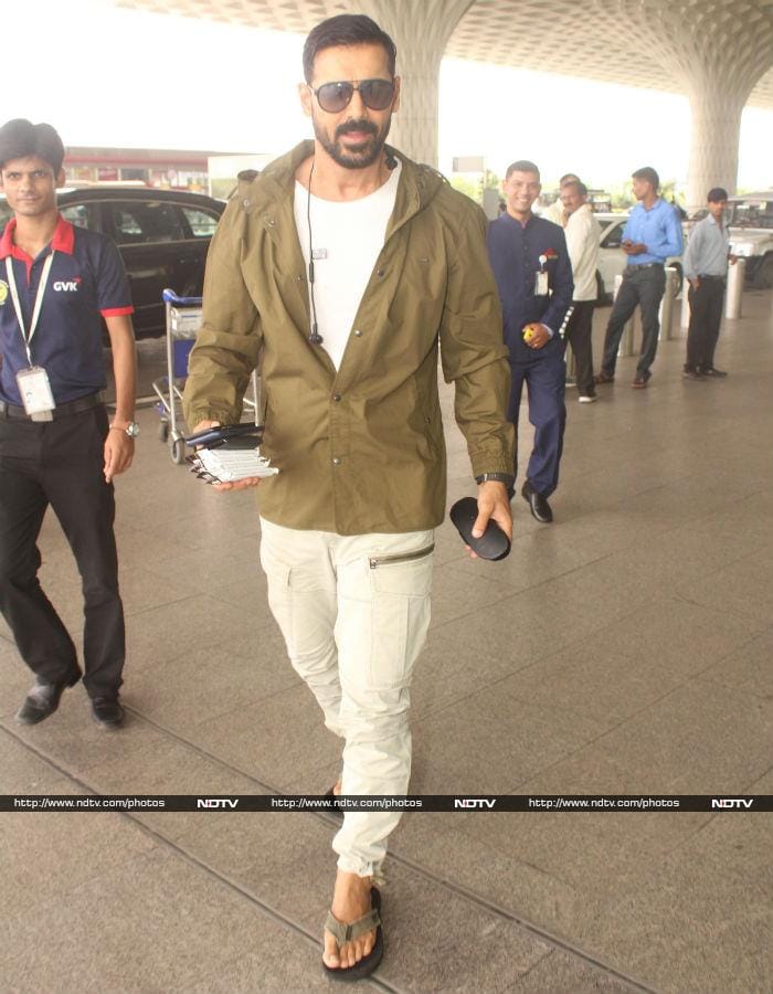 We Love Shahid And Mira\'s Airport Style