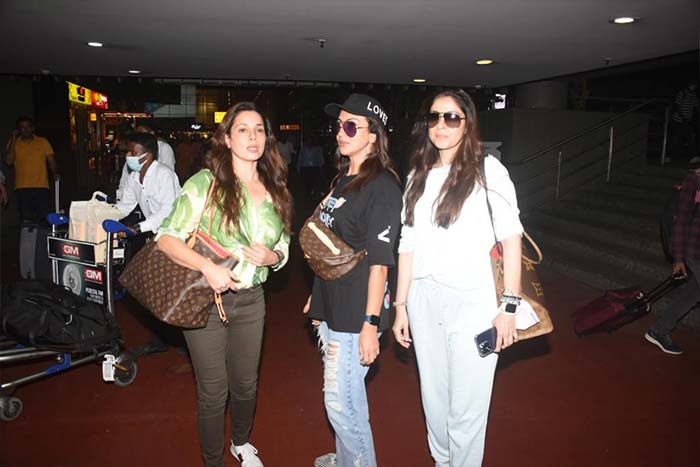 The <i>Fabulous Lives Of Bollywood Wives</i> stars were also holidaying in Maldives.

 (Image courtesy: Varinder Chawla)