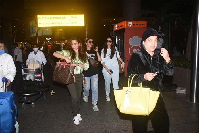 The trio happily posed together for the paparazzi at the airport.
 (Image courtesy: Varinder Chawla)