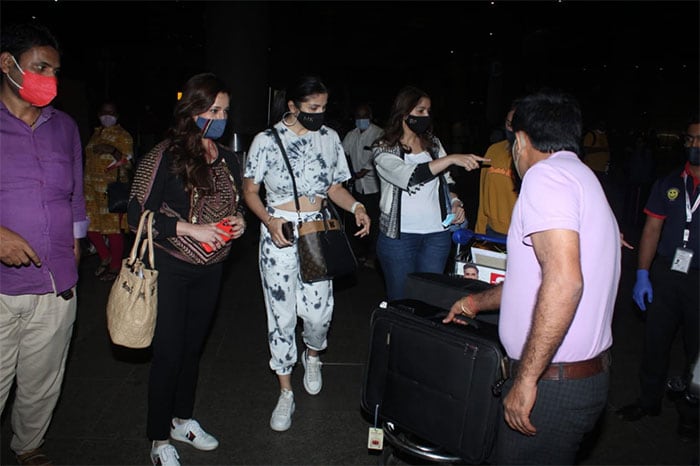 तस्वीरों में देखें मुंबई एयरपोर्ट पर नजर आए सितारों का शानदार अंदाज