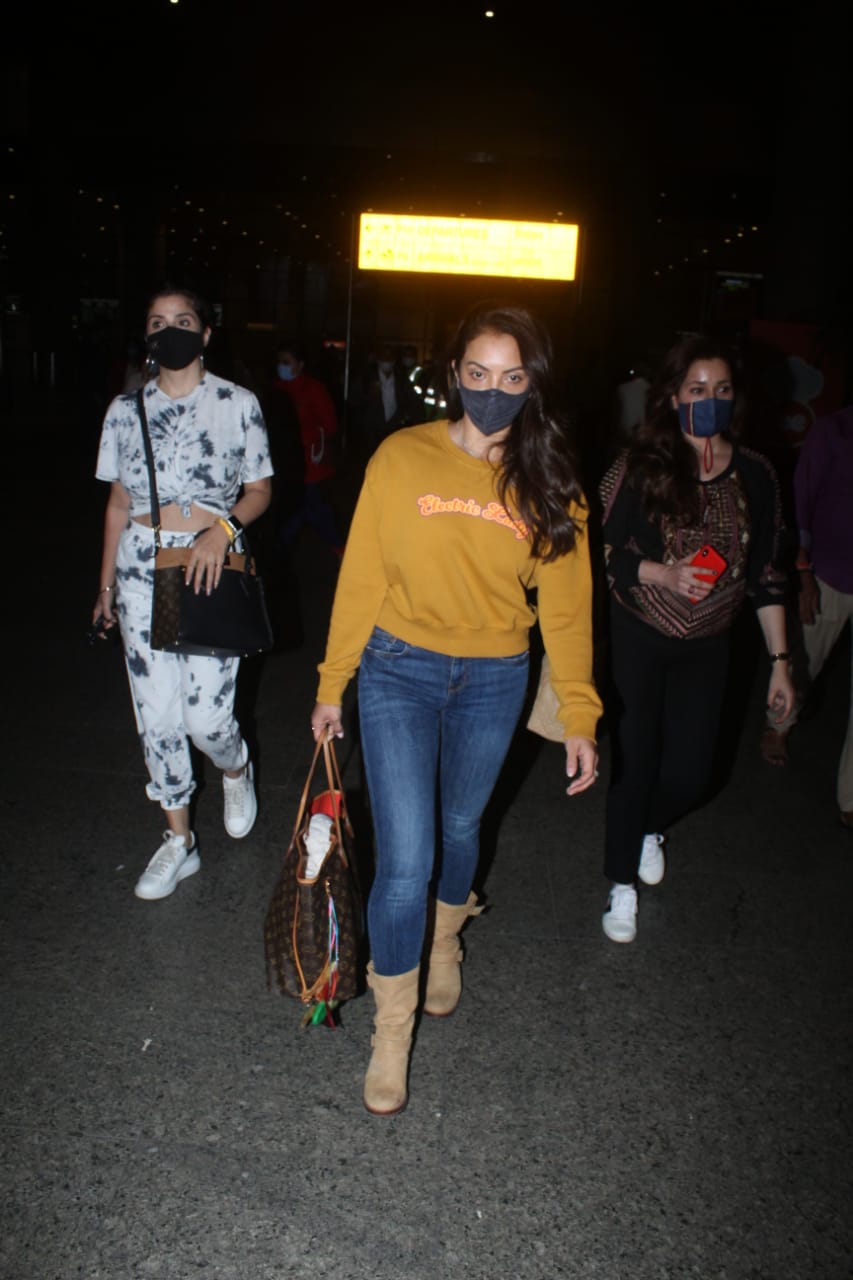 How The Bollywood Wives With The Fab Lives Roll At The Airport