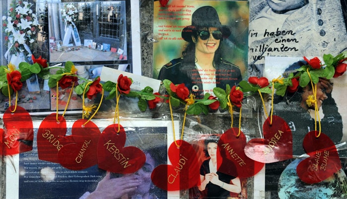 Fans pay tribute to MJ