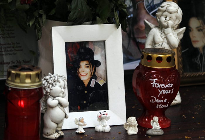 Fans pay tribute to MJ