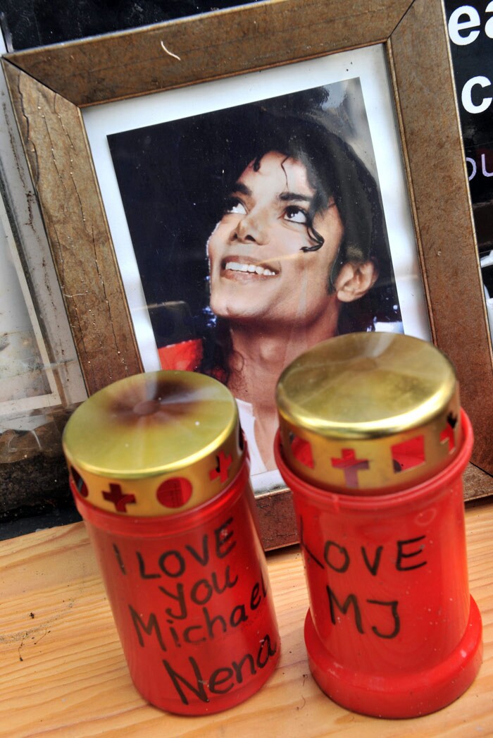 Fans pay tribute to MJ