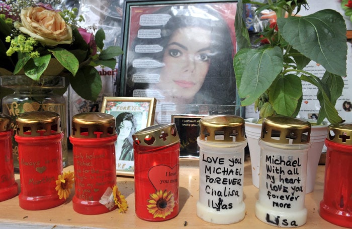 Fans pay tribute to MJ