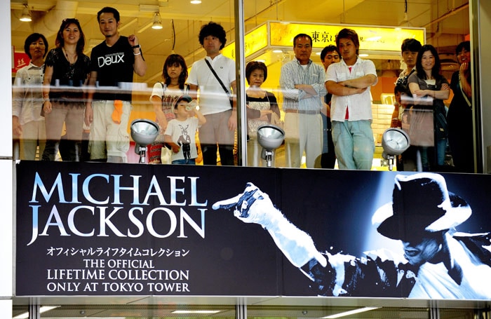 Fans pay tribute to MJ