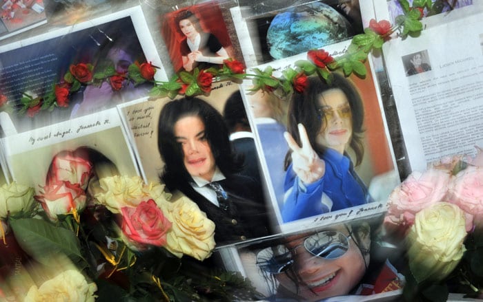 Fans pay tribute to MJ