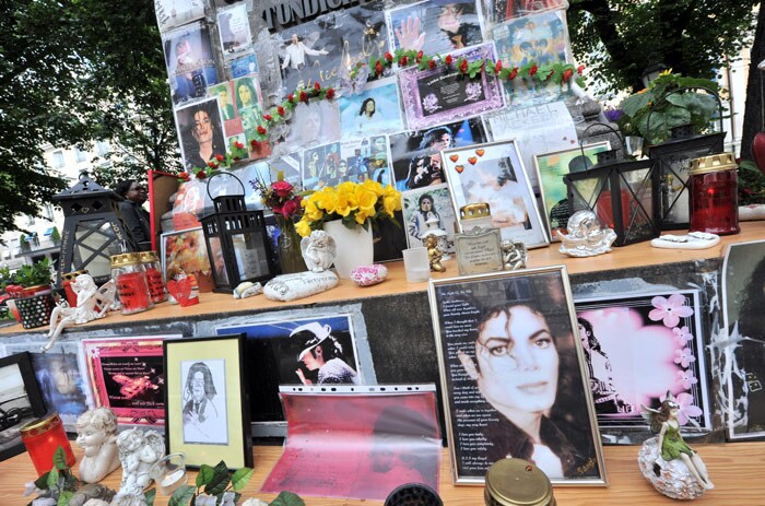 Fans pay tribute to MJ