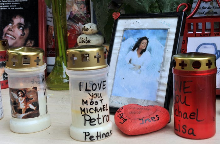 Fans pay tribute to MJ