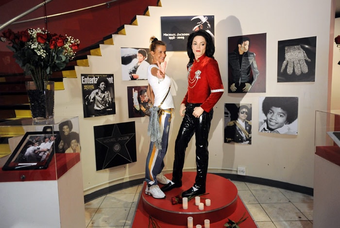 Fans pay tribute to MJ