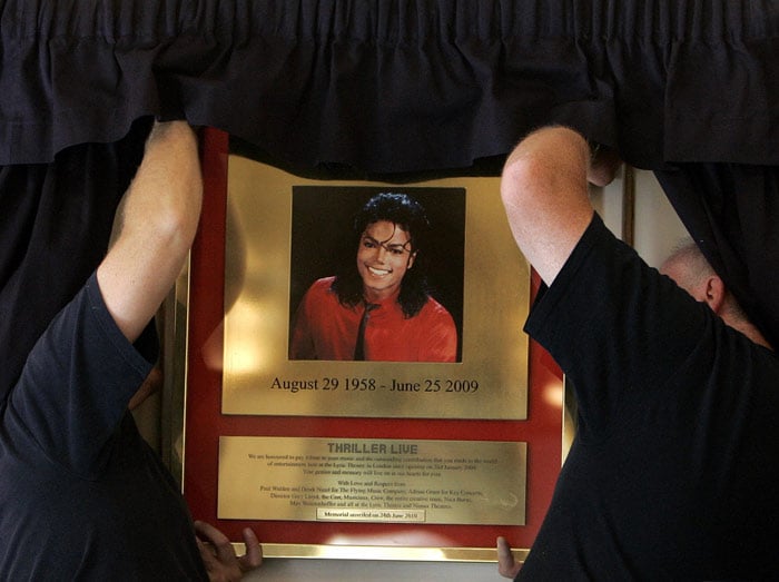 Fans pay tribute to MJ