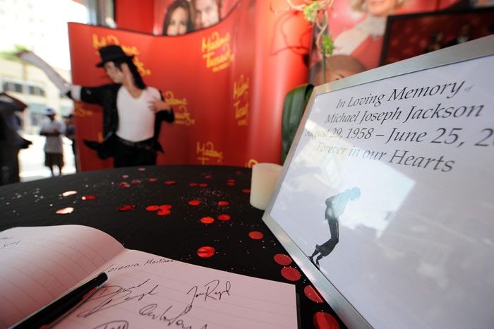 Fans pay tribute to MJ