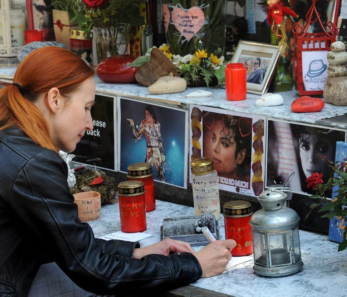 Fans pay tribute to MJ