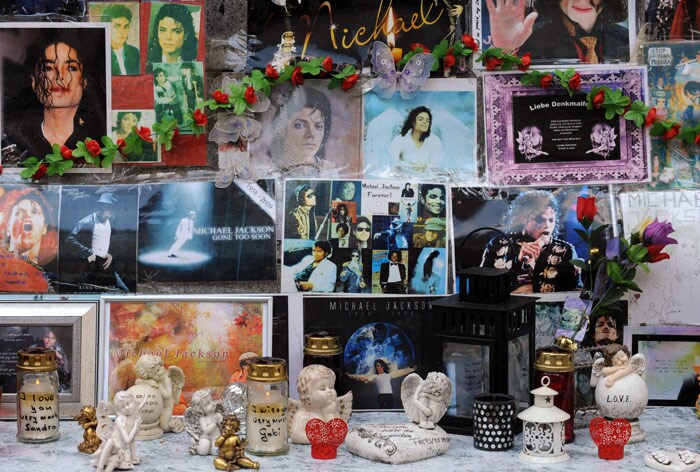 Fans pay tribute to MJ