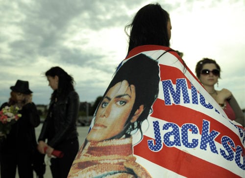 Photo : Fans prepare to bid adieu to MJ