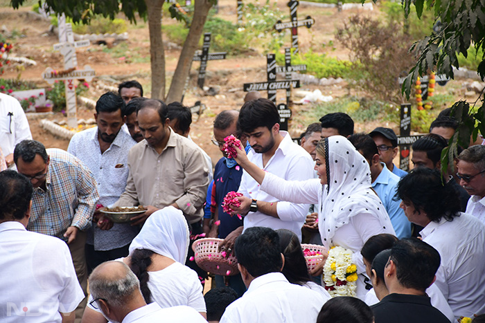 राखी सावंत की मां के अंतिम संस्कार में शामिल हुईं फराह खान और रश्मि देसाई