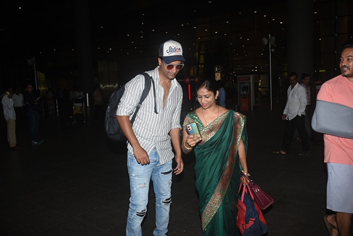 Vicky Kaushal posed with his fans for a selfie at the airport. (Image Courtesy: Varinder Chawla)