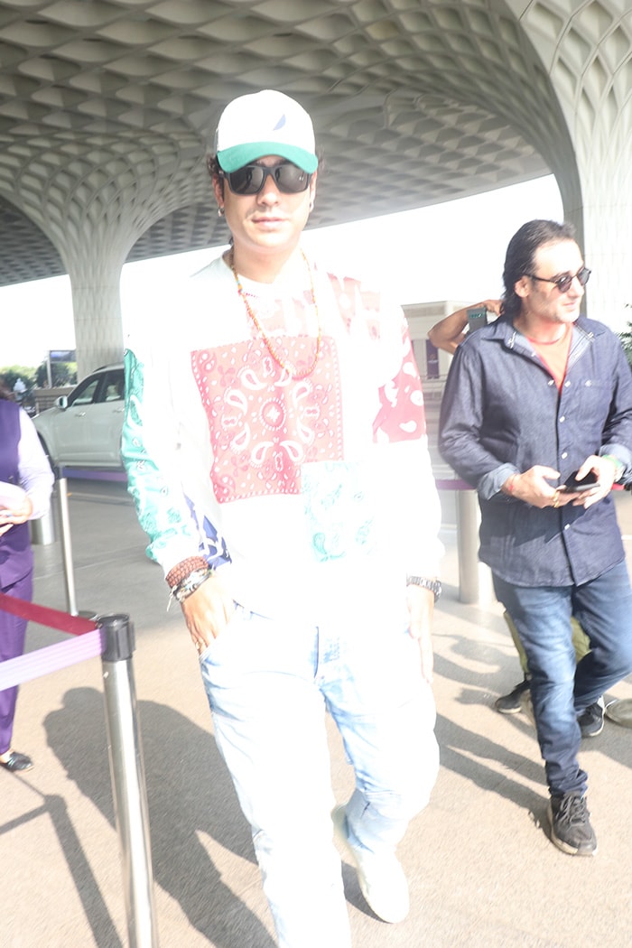 Jubin Nautiyal sported a casual outfit as the singer was snapped at the airport. (Image Courtesy: Varinder Chawla)