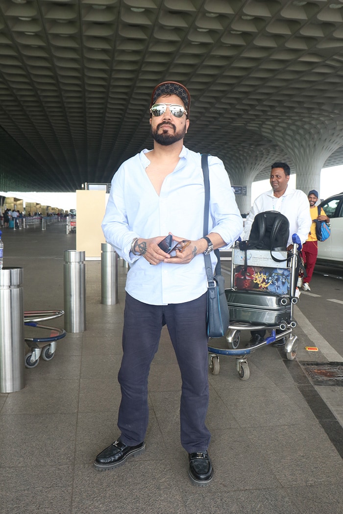 Mika Singh looked dapper in a light blue shirt and black pants. (Image Courtesy: Varinder Chawla)