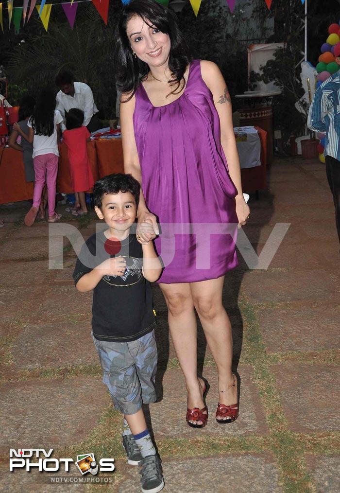 Farah Khan with kids at a birthday party