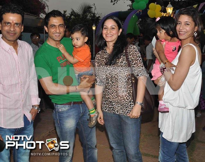 Farah Khan with kids at a birthday party