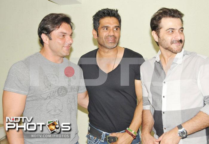 Sohail Khan, Sunil Shetty and Sanjay Kapoor have their eyes fixed on something funny.