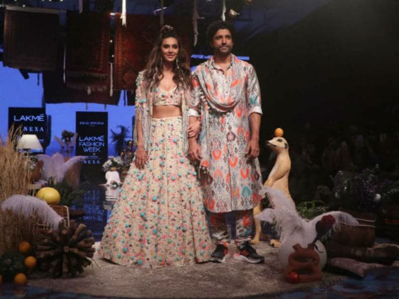 Photo : Shibani Dandekar And Farhan Akhtar Made Heads Turn At Lakme Fashion Week