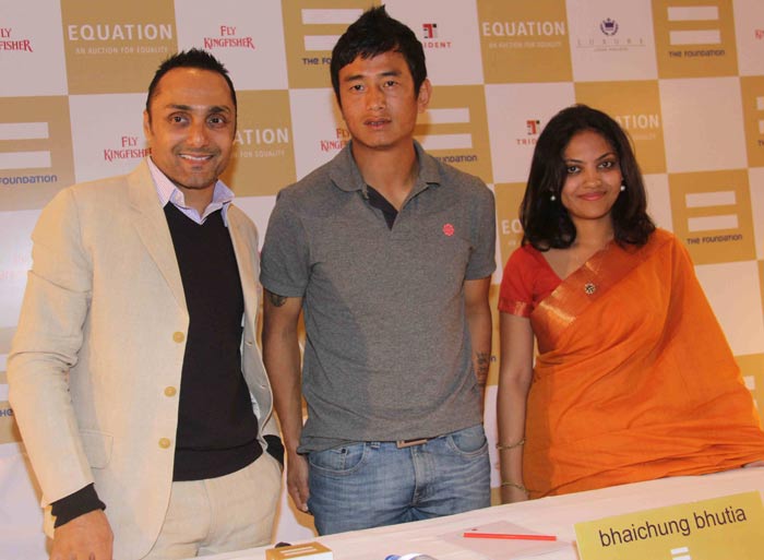 Rahul Bose and his NGO auctioned 29 pieces of memorabilia donated by champion sportsmen.