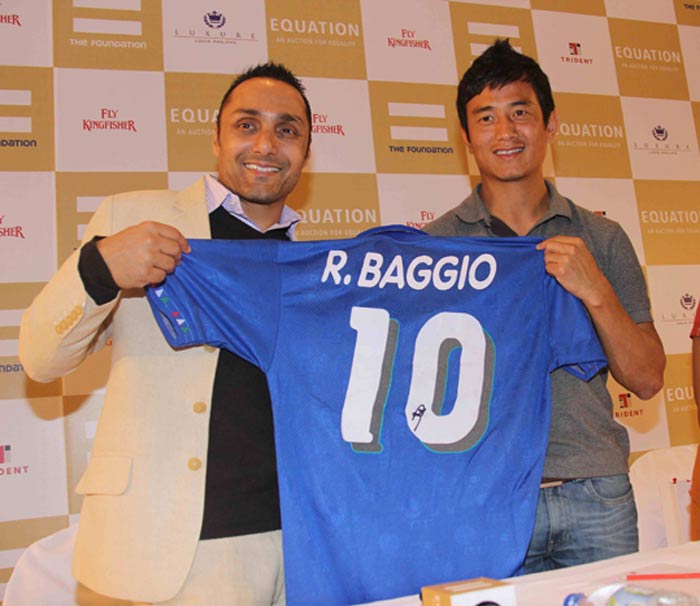 Rahul and football star Bhaichung Bhutia with the T-shirt of the Italian football legend R.Baggio.