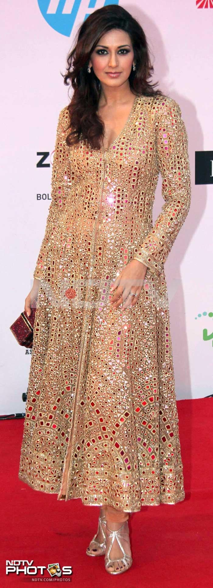 Actress Sonali Bendre who was one of the judges at the event looks gorgeous in a golden dress.