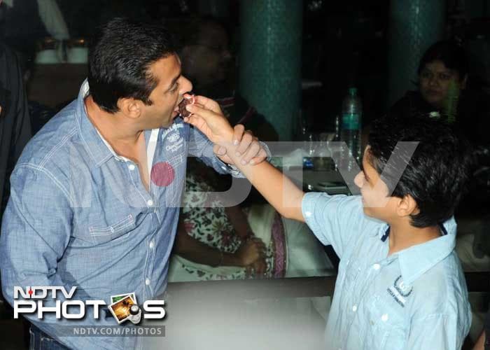 Ritvik give a piece of cake to Salman.